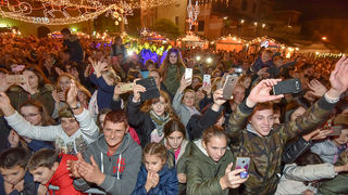 Deset tisuća posjetitelja uživalo u otvorenju Adventa u Zadru- koncertu Ivana Zaka i vatrometu