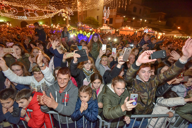 Deset tisuća posjetitelja uživalo u otvorenju Adventa u Zadru- koncertu Ivana Zaka i vatrometu