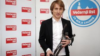 Luki Modriću u dječjoj bolnici u Klaićevoj uručena nagrada nogometaša godine, Photo: Petar Glebov/PIXSELL Luki Modriću u dječjoj bolnici u Klaićevoj uručena nagrada nogometaša godine, Photo: Petar Glebov/PIXSELL