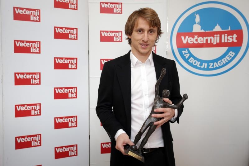 Luki Modriću u dječjoj bolnici u Klaićevoj uručena nagrada nogometaša godine, Photo: Petar Glebov/PIXSELL Luki Modriću u dječjoj bolnici u Klaićevoj uručena nagrada nogometaša godine, Photo: Petar Glebov/PIXSELL