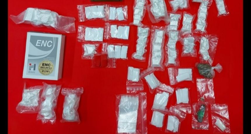 Zadarska policija zaplijenila kokain, hašiš, marihuanu i speed u vrijednosti gotovo milijun kuna Zadarska policija zaplijenila kokain, hašiš, marihuanu i speed u vrijednosti gotovo milijun kuna