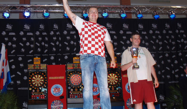 SVJETSKO I EUROPSKO PRVENSTVO U ELEKTRONIČKOM PIKADU U BENIDORMU, ŠPANJOLSKA, 21-28. svibnja 2011. – Boris Krčmar, 31-godišnji Zagrepčanin, obranio je naslov svjetskog prvaka u pojedinačnoj konkurenciji. Na slici su Boris Krčmar (lijevo) i Mađar J