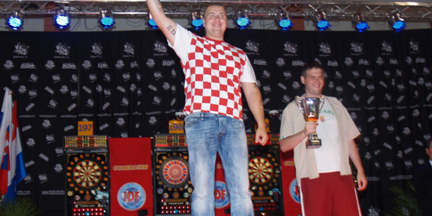 SVJETSKO I EUROPSKO PRVENSTVO U ELEKTRONIČKOM PIKADU U BENIDORMU, ŠPANJOLSKA, 21-28. svibnja 2011. – Boris Krčmar, 31-godišnji Zagrepčanin, obranio je naslov svjetskog prvaka u pojedinačnoj konkurenciji. Na slici su Boris Krčmar (lijevo) i Mađar J