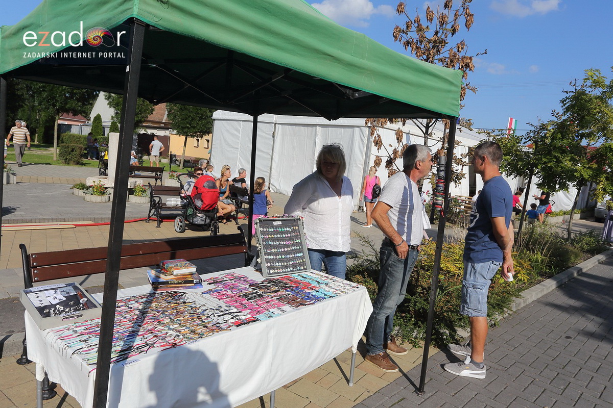 Bibinjci gradišćanskim Hrvatima darovali 1.82 metara visok kip sv. Roka Bibinjci gradišćanskim Hrvatima darovali 1.82 metara visok kip sv. Roka