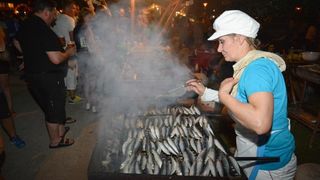 04.08.2015., Privlaka – Dalmatinska festa na domaci nacin prikazana je i u Privlaci pokraj Zadra na Privlackoj noci kada su mnogobrojni turisti i posjetitelji mogli gustati u morskim delicijama, poput dagnji, srdela, fritula i slicnog. Photo: Damir Spehar