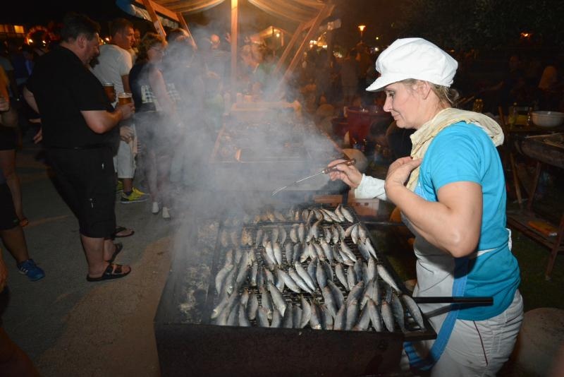 04.08.2015., Privlaka – Dalmatinska festa na domaci nacin prikazana je i u Privlaci pokraj Zadra na Privlackoj noci kada su mnogobrojni turisti i posjetitelji mogli gustati u morskim delicijama, poput dagnji, srdela, fritula i slicnog. Photo: Damir Spehar