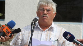Zadar, 050910.
U Zemuniku Gornjem mjesatni su odrzali mirni prosvjed protiv Roma koji su se naselili na njihovom podrucju.
Na slici : Josip Marusic nacelnik opcine podrzao je prosvjednike.
Foto : Vladimir Ivanov / CROPIX