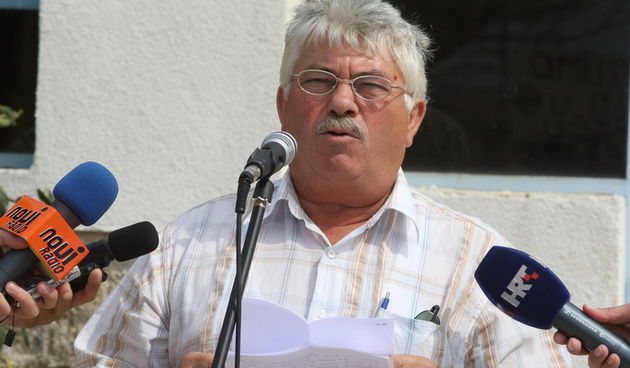 Zadar, 050910.
U Zemuniku Gornjem mjesatni su odrzali mirni prosvjed protiv Roma koji su se naselili na njihovom podrucju.
Na slici : Josip Marusic nacelnik opcine podrzao je prosvjednike.
Foto : Vladimir Ivanov / CROPIX