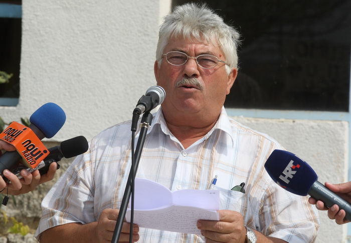 Zadar, 050910.
U Zemuniku Gornjem mjesatni su odrzali mirni prosvjed protiv Roma koji su se naselili na njihovom podrucju.
Na slici : Josip Marusic nacelnik opcine podrzao je prosvjednike.
Foto : Vladimir Ivanov / CROPIX