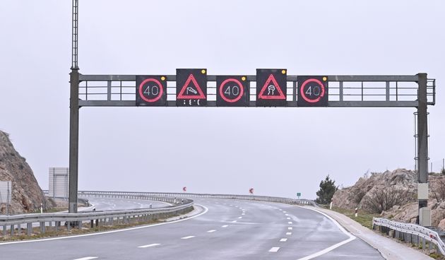 Orkanska bura nosi sve pred sobom, a ima i snijega. HAK upozorava: ‘Ne krećite na put’