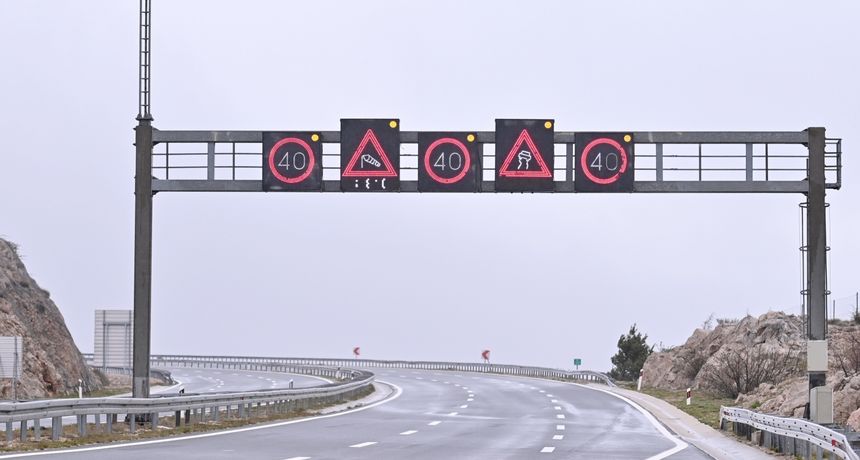 Orkanska bura nosi sve pred sobom, a ima i snijega. HAK upozorava: ‘Ne krećite na put’