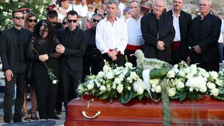 Posljednji ispraćaj Olivera Dragojevića na groblju Sveti Roko u Veloj Luci Posljednji ispraćaj Olivera Dragojevića na groblju Sveti Roko u Veloj Luci