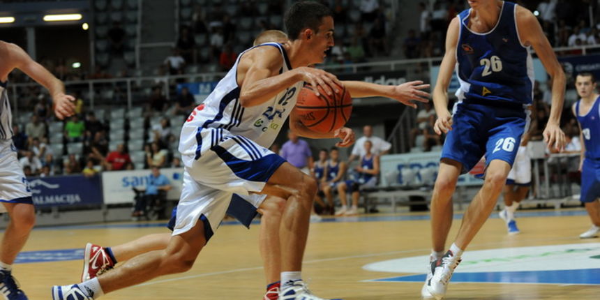 Zadar, 290812.Dvorana Kresimira Cosica na Visnjiku.Pripremna utakmica KK Zadar sa KK Samara iz Rusije.Na fotografiji: Ivan Batur (12).Foto: Luka Gerlanc / CROPIX Zadar, 290812.Dvorana Kresimira Cosica na Visnjiku.Pripremna utakmica KK Zadar sa KK Samara iz Rusije.Na fotografiji: Ivan Batur (12).Foto: Luka Gerlanc / CROPIX