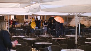 Kiša je potopila ulice grada. Jesen je stigla u svom svojem sjaju