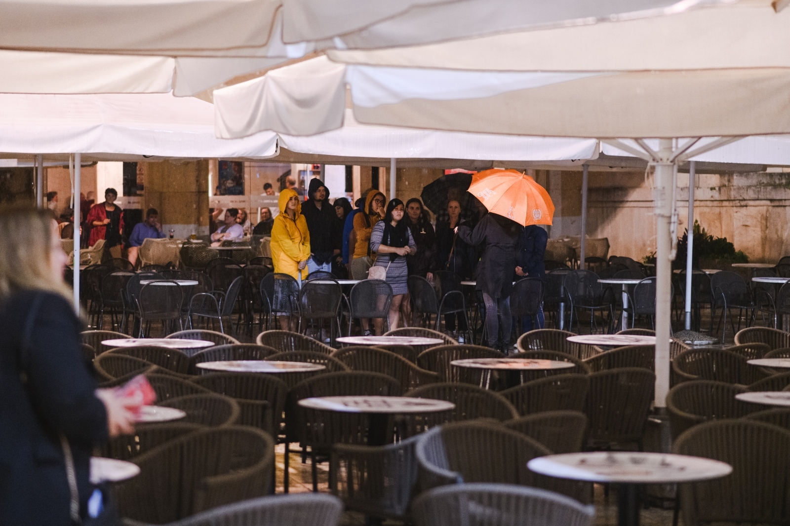 Kiša je potopila ulice grada. Jesen je stigla u svom svojem sjaju