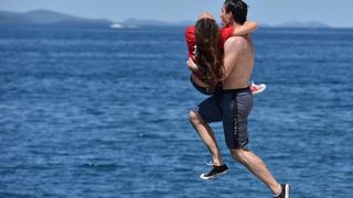 Ludijada zadarskih maturanata uz pjesmu i kupanje na Morskim orguljama. Foto: Dino Stanin/PIXSELL Ludijada zadarskih maturanata uz pjesmu i kupanje na Morskim orguljama. Foto: Dino Stanin/PIXSELL