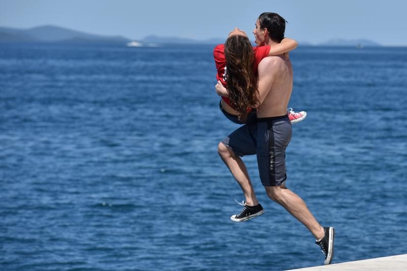 Ludijada zadarskih maturanata uz pjesmu i kupanje na Morskim orguljama. Foto: Dino Stanin/PIXSELL Ludijada zadarskih maturanata uz pjesmu i kupanje na Morskim orguljama. Foto: Dino Stanin/PIXSELL