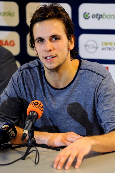 Zadar, 051212.
KK Zadar je na konferenciji za novinare predstavio novog direktora kluba Marina Cacica i novo americko pojacanje sutera Jordana Burgasona.
Na fotografiji: Jordan Burgason.
Foto: Luka Gerlanc / CROPIX Zadar, 051212.
KK Zadar je na konferenciji za novinare predstavio novog direktora kluba Marina Cacica i novo americko pojacanje sutera Jordana Burgasona.
Na fotografiji: Jordan Burgason.
Foto: Luka Gerlanc / CROPIX