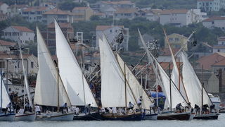 Otok Murter, 300912.
Latinsko idro, najveca regata tradicionalnih gajeta, leuta i kaica odrzana je danas u Murteru. Na regati je startalo oko 100 brodova.
Foto: Niksa Stipanicev / CROPIX Otok Murter, 300912.
Latinsko idro, najveca regata tradicionalnih gajeta, leuta i kaica odrzana je danas u Murteru. Na regati je startalo oko 100 brodova.
Foto: Niksa Stipanicev / CROPIX