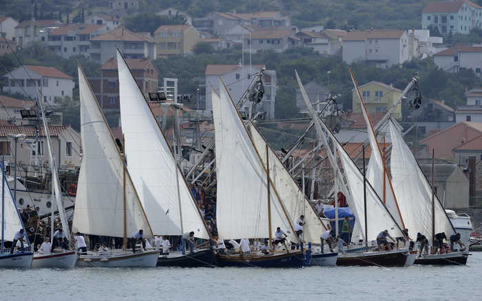 Otok Murter, 300912.
Latinsko idro, najveca regata tradicionalnih gajeta, leuta i kaica odrzana je danas u Murteru. Na regati je startalo oko 100 brodova.
Foto: Niksa Stipanicev / CROPIX Otok Murter, 300912.
Latinsko idro, najveca regata tradicionalnih gajeta, leuta i kaica odrzana je danas u Murteru. Na regati je startalo oko 100 brodova.
Foto: Niksa Stipanicev / CROPIX