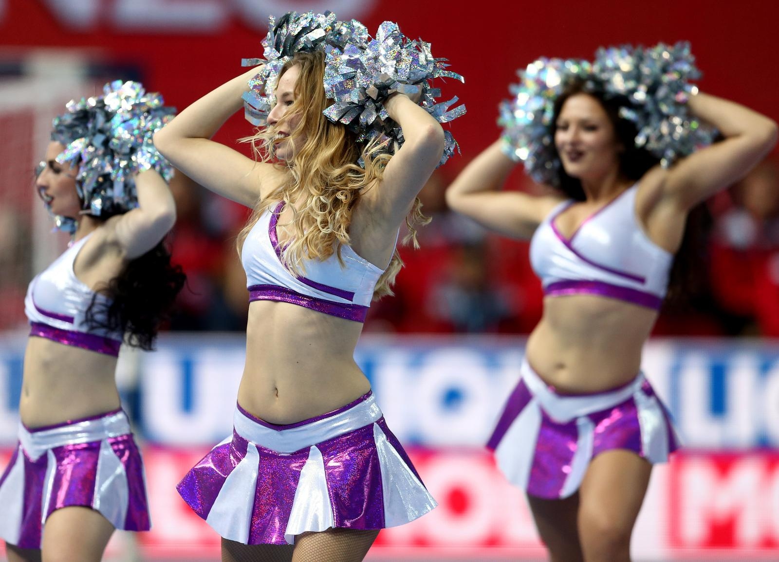 Plesačice zabavljale gledatelje na utakmici Norveške i Bjelorusije Plesačice zabavljale gledatelje na utakmici Norveške i Bjelorusije