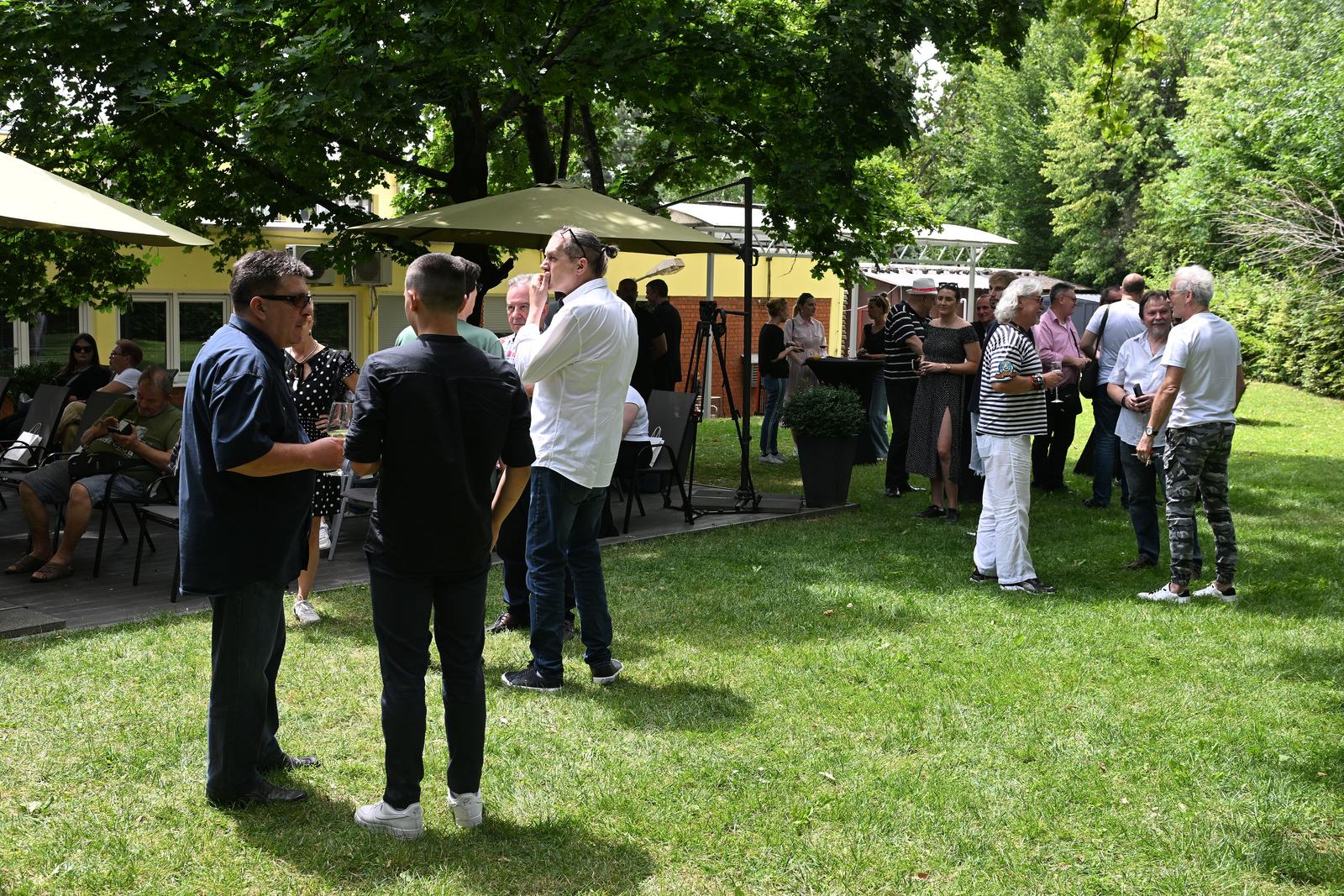 U Croatia Records-u odrzana je promocija novog albuma pjevaca Duska Lokina. U Croatia Records-u odrzana je promocija novog albuma pjevaca Duska Lokina.