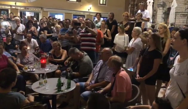 Zadrani se spontano okupili na Narodnom trgu gdje pjevaju Oliverove pjesme