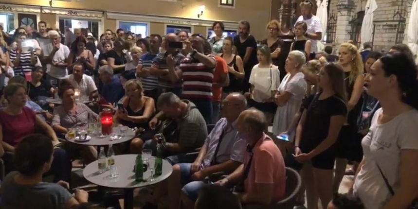 Zadrani se spontano okupili na Narodnom trgu gdje pjevaju Oliverove pjesme Zadrani se spontano okupili na Narodnom trgu gdje pjevaju Oliverove pjesme