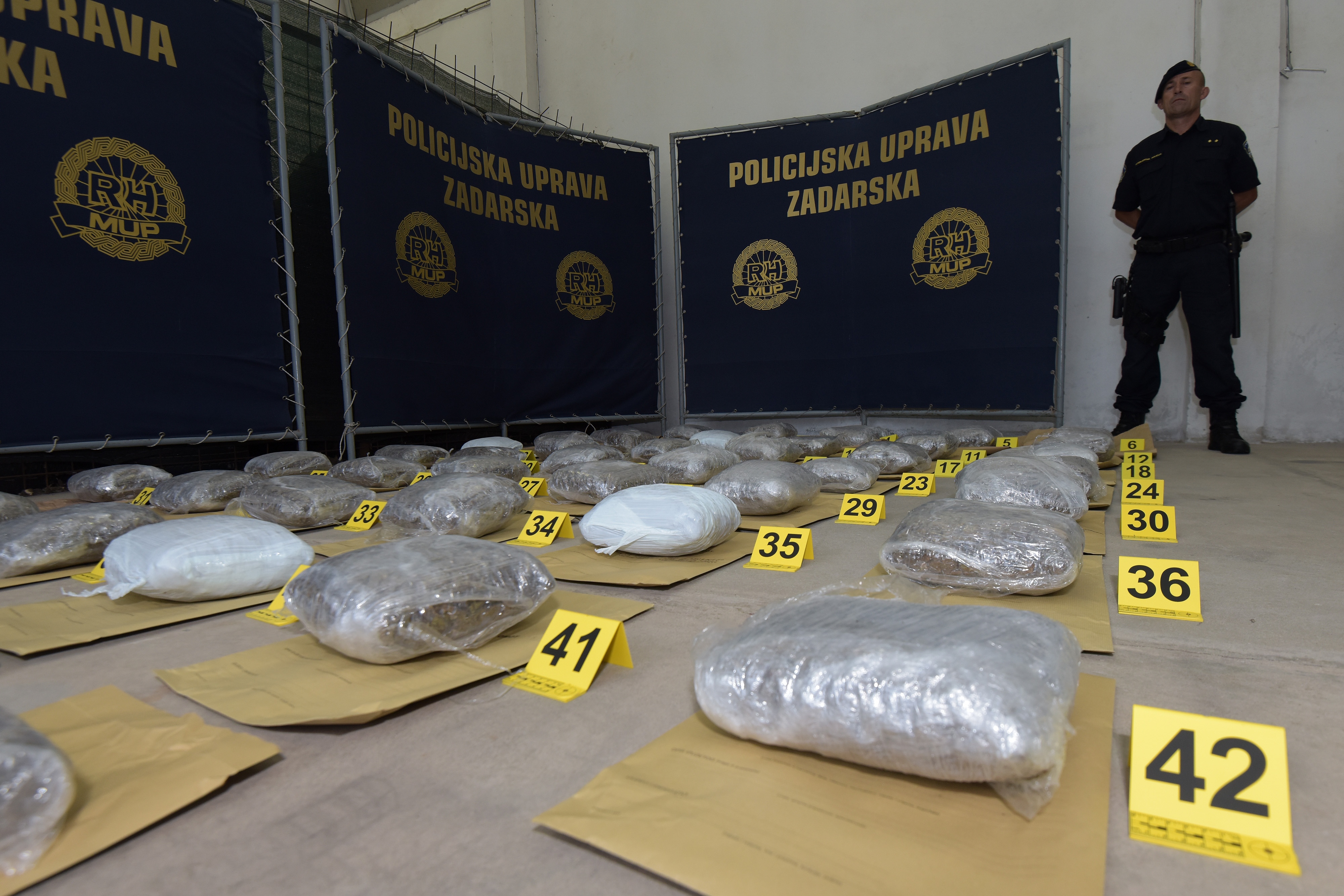 Veliki ulov zadarske policije: Na autocesti zapljenili 52 kg marihuane Veliki ulov zadarske policije: Na autocesti zapljenili 52 kg marihuane