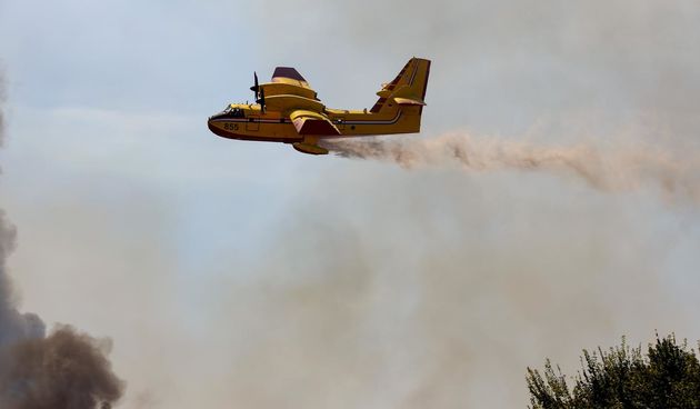 Veliki požar kod Smokovića zahvatio i parkirane automobile