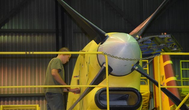 Tehničari cijelu noć pripremali avione za gašenje požara