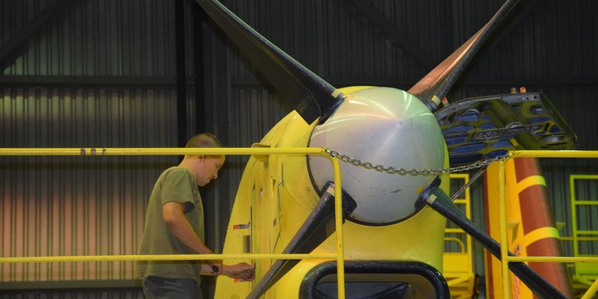 Tehničari cijelu noć pripremali avione za gašenje požara Tehničari cijelu noć pripremali avione za gašenje požara