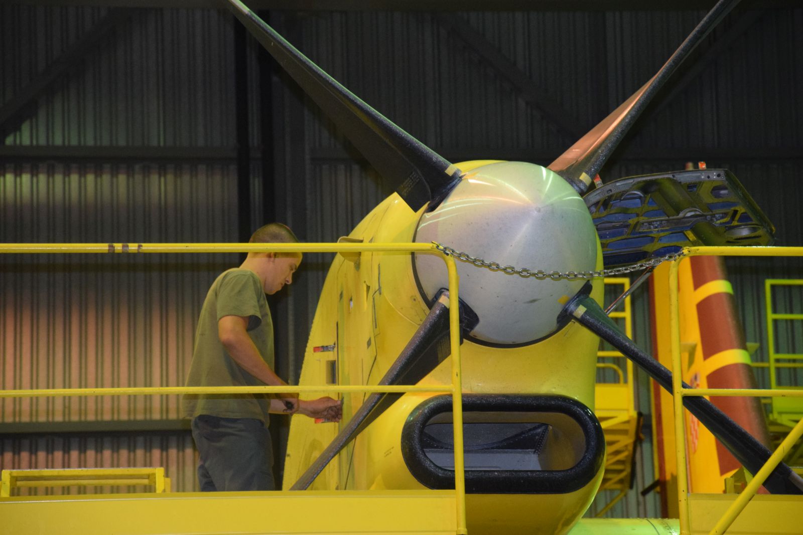 Tehničari cijelu noć pripremali avione za gašenje požara Tehničari cijelu noć pripremali avione za gašenje požara