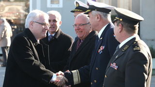 Zadar, 270112.
Predsjednik RH Ivo Josipovic u posjeti je Zadarskoj zupaniji. Jutros je polozio vijenac na sredisnjem krizu gradskog groblja svim poginulim sudionicima akcije Maslenica. 
Na slici: predsjednika Ivu Josipovica docekali su zadarski gradonacel