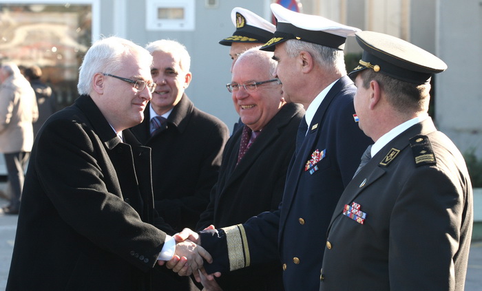 Zadar, 270112.
Predsjednik RH Ivo Josipovic u posjeti je Zadarskoj zupaniji. Jutros je polozio vijenac na sredisnjem krizu gradskog groblja svim poginulim sudionicima akcije Maslenica. 
Na slici: predsjednika Ivu Josipovica docekali su zadarski gradonacel