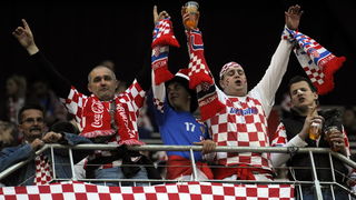 Klagenfurt, 190510.
Prijateljska nogometna utakmica na stadionu Hypo Group Arena izmedju reprezentacija Austrije i Hrvatske.
Na slici: hrvatski navijaci.
Foto: Drago Sopta / CROPIX
