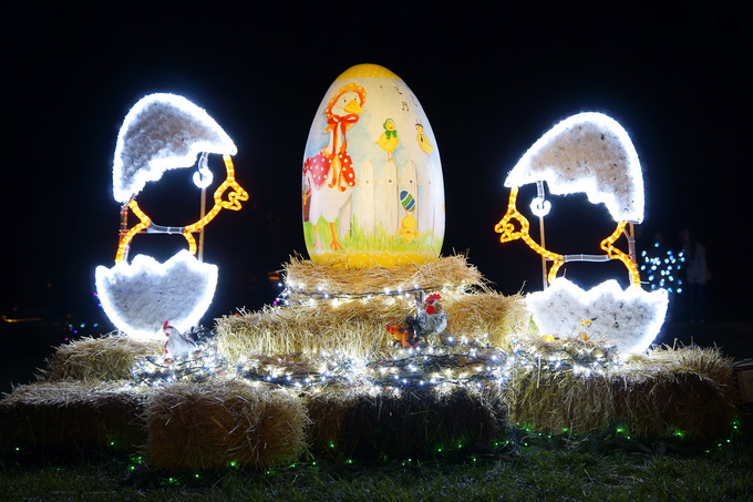 Cazma, 060412.
Obitelj Salaj iz Grabovnice kraj Cazme po prvi je put po uzoru na bozicni ugodjaj priredila i “Uskrsnu pricu”. Za tu su priliku imanje ukrasili s 2700 pisanica, zeceva, pilica i pijetlova koji svijetle po noci i ostavljaju posjetioce bez da