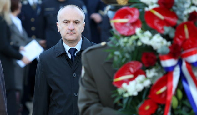 Zadar, 210212.
Povodom obiljezavanja 19. obljetnice vojno redarstvene operacije Maslenica 93, na zadarskom gradskom groblju polozeni su vijenci.
Na slici: Predrag Matic, ministar branitelja.
Foto: Andrija Lucic / CROPIX