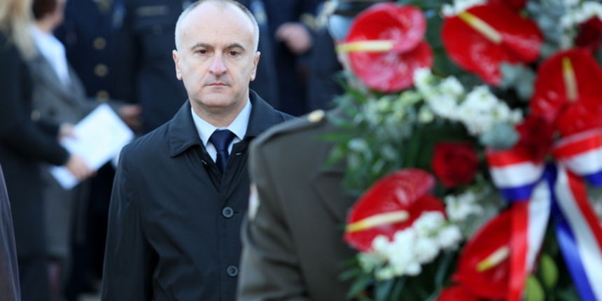 Zadar, 210212.
Povodom obiljezavanja 19. obljetnice vojno redarstvene operacije Maslenica 93, na zadarskom gradskom groblju polozeni su vijenci.
Na slici: Predrag Matic, ministar branitelja.
Foto: Andrija Lucic / CROPIX Zadar, 210212.
Povodom obiljezavanja 19. obljetnice vojno redarstvene operacije Maslenica 93, na zadarskom gradskom groblju polozeni su vijenci.
Na slici: Predrag Matic, ministar branitelja.
Foto: Andrija Lucic / CROPIX