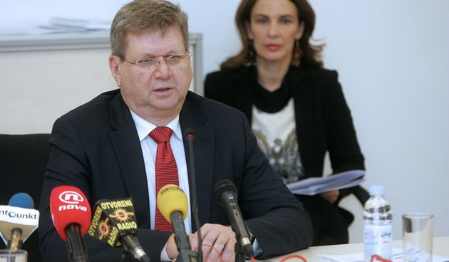 Zagreb, 071212.
Antuna Mihanovica, HZMO.
Ministar rada i mirovinskog sustava potpisao je u ime Vlade RH kolektivni ugovor za Hrvatski zavod za mirovinsko osiguranje sa Sindikatom zaposlenih u hrvatskom mirovinskom osiguranju, te sa Sindikatom radnika, spo