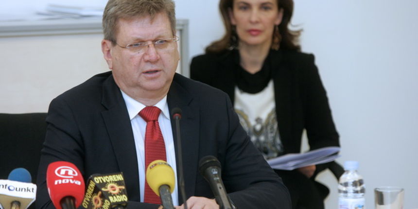 Zagreb, 071212.
Antuna Mihanovica, HZMO.
Ministar rada i mirovinskog sustava potpisao je u ime Vlade RH kolektivni ugovor za Hrvatski zavod za mirovinsko osiguranje sa Sindikatom zaposlenih u hrvatskom mirovinskom osiguranju, te sa Sindikatom radnika, spo Zagreb, 071212.
Antuna Mihanovica, HZMO.
Ministar rada i mirovinskog sustava potpisao je u ime Vlade RH kolektivni ugovor za Hrvatski zavod za mirovinsko osiguranje sa Sindikatom zaposlenih u hrvatskom mirovinskom osiguranju, te sa Sindikatom radnika, spo