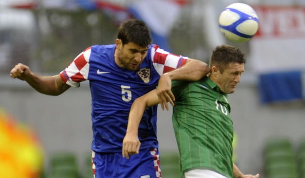Dublin, 100811. Aviva Arena Stadion. Prijateljska nogometna utakmica izmedju Irske i Hrvatske. Na slici: Vedran Corluka i Robie Keane u skoku za loptu. Foto: Drago Sopta / CROPIX