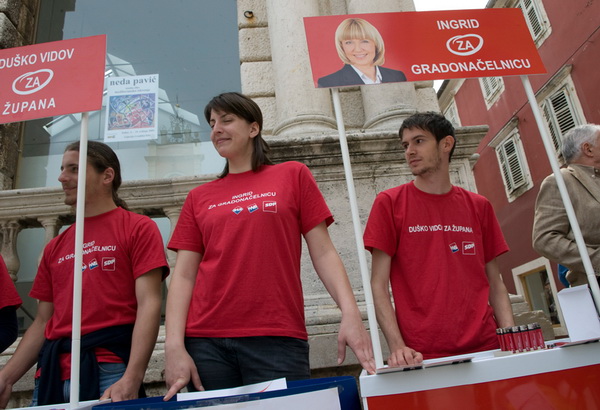 HDZ i SDP standovi na Narodnom trgu