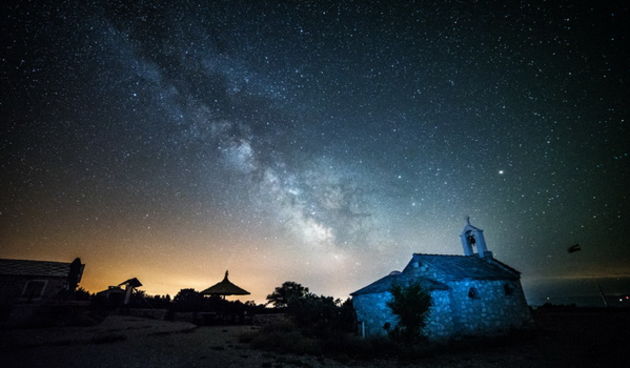 Prekrasan pogled na Mliječni put na noćnom nebu iznad Kamenjaka. Foto: Vinko Pešić