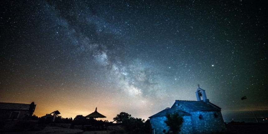 Prekrasan pogled na Mliječni put na noćnom nebu iznad Kamenjaka. Foto: Vinko Pešić Prekrasan pogled na Mliječni put na noćnom nebu iznad Kamenjaka. Foto: Vinko Pešić