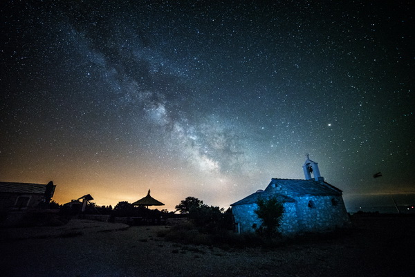 Prekrasan pogled na Mliječni put na noćnom nebu iznad Kamenjaka. Foto: Vinko Pešić Prekrasan pogled na Mliječni put na noćnom nebu iznad Kamenjaka. Foto: Vinko Pešić