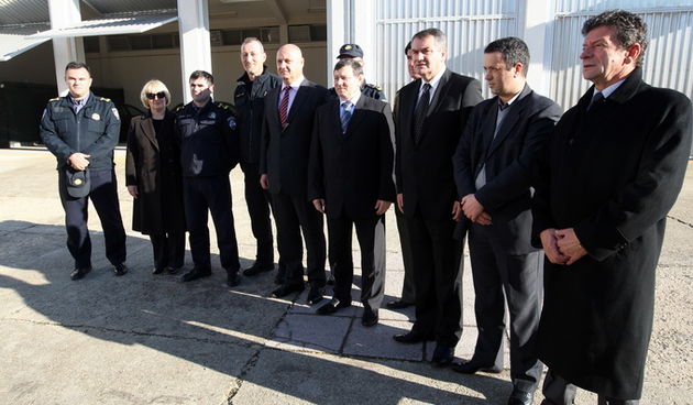 Zadar, 111212.
Policijska uprava zadarska. 
Nakon zahvale generalu Anti Gotovini, Zadrani su danas odali priznanje i ratnom zapovjedniku postrojbi specijalne policije Mladenu Markacu. General Markac najprije je obisao spomen sobu u prostorijama Policijske