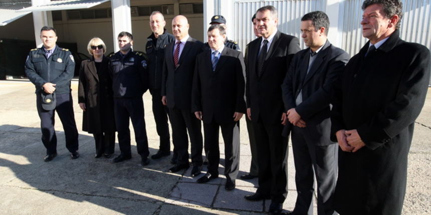 Zadar, 111212.
Policijska uprava zadarska.
Nakon zahvale generalu Anti Gotovini, Zadrani su danas odali priznanje i ratnom zapovjedniku postrojbi specijalne policije Mladenu Markacu. General Markac najprije je obisao spomen sobu u prostorijama Policijske Zadar, 111212.
Policijska uprava zadarska.
Nakon zahvale generalu Anti Gotovini, Zadrani su danas odali priznanje i ratnom zapovjedniku postrojbi specijalne policije Mladenu Markacu. General Markac najprije je obisao spomen sobu u prostorijama Policijske