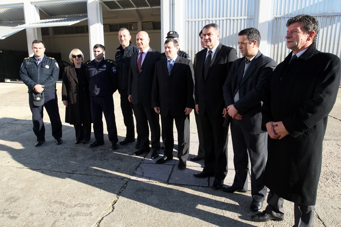 Zadar, 111212.
Policijska uprava zadarska. 
Nakon zahvale generalu Anti Gotovini, Zadrani su danas odali priznanje i ratnom zapovjedniku postrojbi specijalne policije Mladenu Markacu. General Markac najprije je obisao spomen sobu u prostorijama Policijske