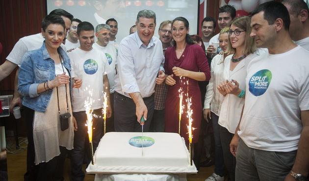 Split, 190513. 
Lokalni izbori 2013.
Izborni stozer SDP-a.
Pracenje izbornih rezultata u sredisnjici SDP-a.
Na fotografiji: iscekivanje rezultata u splitskom stozeru SDP-a.
Foto: Ante Cizmic / CROPIX
